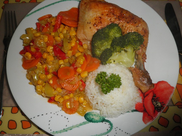 Pečené kuřecí stehno s rýží a zeleninou - 1 kuřecí stehno - 100 g rýže - zeleninová směs (kukuřice, mrkev, paprika) Kuře upečeme v