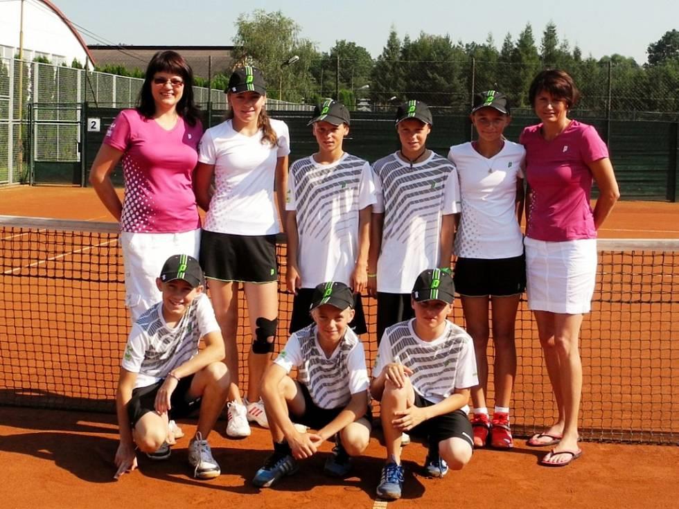 TENNIS CLUB Dvůr Králové 17. listopadu 485 544 01 Dvůr Králové nad Labem email tcdk@.cz Mladší žáci devátí v republice Závodní hraní Velkého úspěchu dosáhlo uprostřed července družstvo mladších žáků.