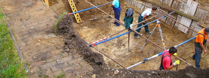 stran, spodní část je zapažena, probíhá