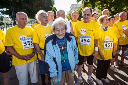 Seniorská míle 2012, Praha Holešovice Seniorská míle je tradiční podzimní akce, konaná počátkem října při příležitosti Mezinárodního dne seniorů. Jejím cílem je aktivizace seniorů a jejich rodin.