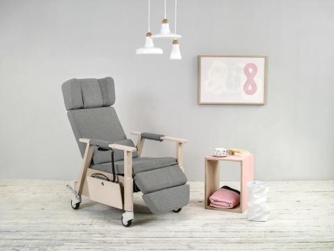 Židle je svým provedením a použitými materiály povedená nejen po vizuální stránce, ale i co do účelnosti a praktičnosti designu. EASY PRO - RIM-CZ, spol. s r.o. NÁBYTEK ROKU 2015 Za designem dalšího oceněného výrobku, kancelářskou židlí EASY PRO, stojí designéři výrobní společnosti RIM-CZ, spol.