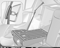 72 Úložné prostory Zavazadlový prostor Rozšíření zavazadlového prostoru Opěradla zadních sedadel lze zajistit ve dvou polohách. Při přepravě rozměrných předmětů je zajistěte ve vzpřímené poloze.