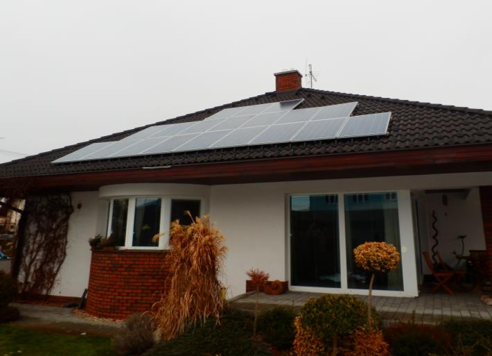 Rodinný dům - Pardubice Nominální výkon: 4,56kWp Schüco PG 04 MPE 240W Sunways NT 4200 Instalovaná plocha: 32 m 2 Sklon modulů: 30 Uvedení do provozu: