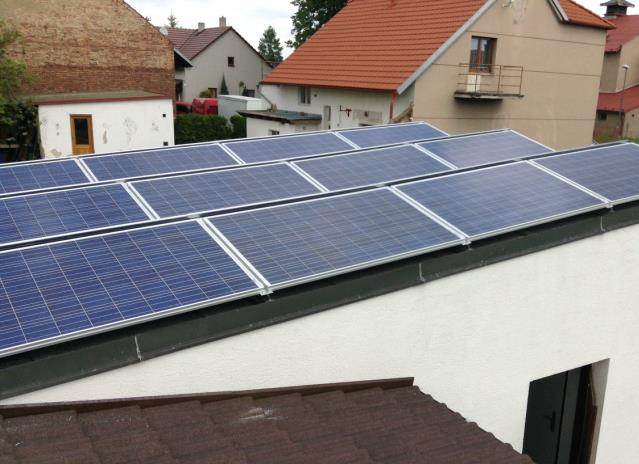 Rodinný dům - Pardubice Nominální výkon: 4,25kWp Schüco PG 04 MPE 250W SMA STP 5000TL-20 Instalovaná plocha: 29 m 2 Sklon modulů: 15 Uvedení do provozu: Květen 2013