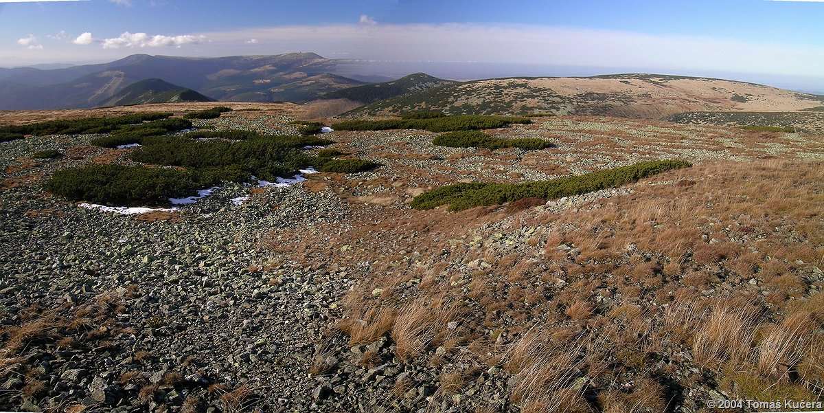 Krkonoše periglaciální tvary Pohled z Luční hory (kóta 1547 m 