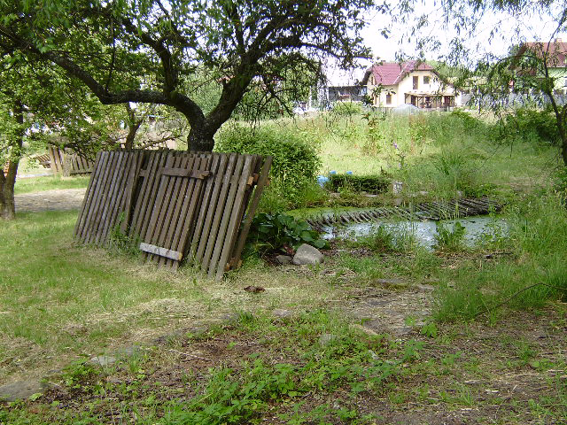 Oplocení pozemku z dřevěných planěk z větší části