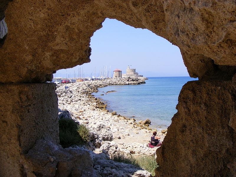 Ostrov Rhodos (Řecko) podle bájí bůh Zeus daroval Héliovi tento ostrov, který se