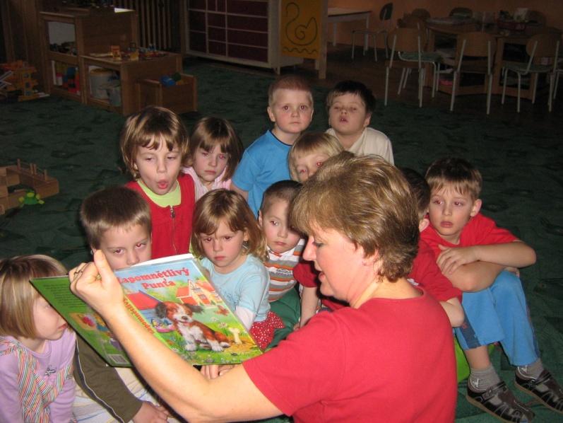 Program Klub škol, které čtou O. p. s. Celé Česko čte dětem zavedla v roce 2010 speciální program pro základní školy: Klub škol, které čtou. Podstatou programu je každodenní četba žákům pro radost.