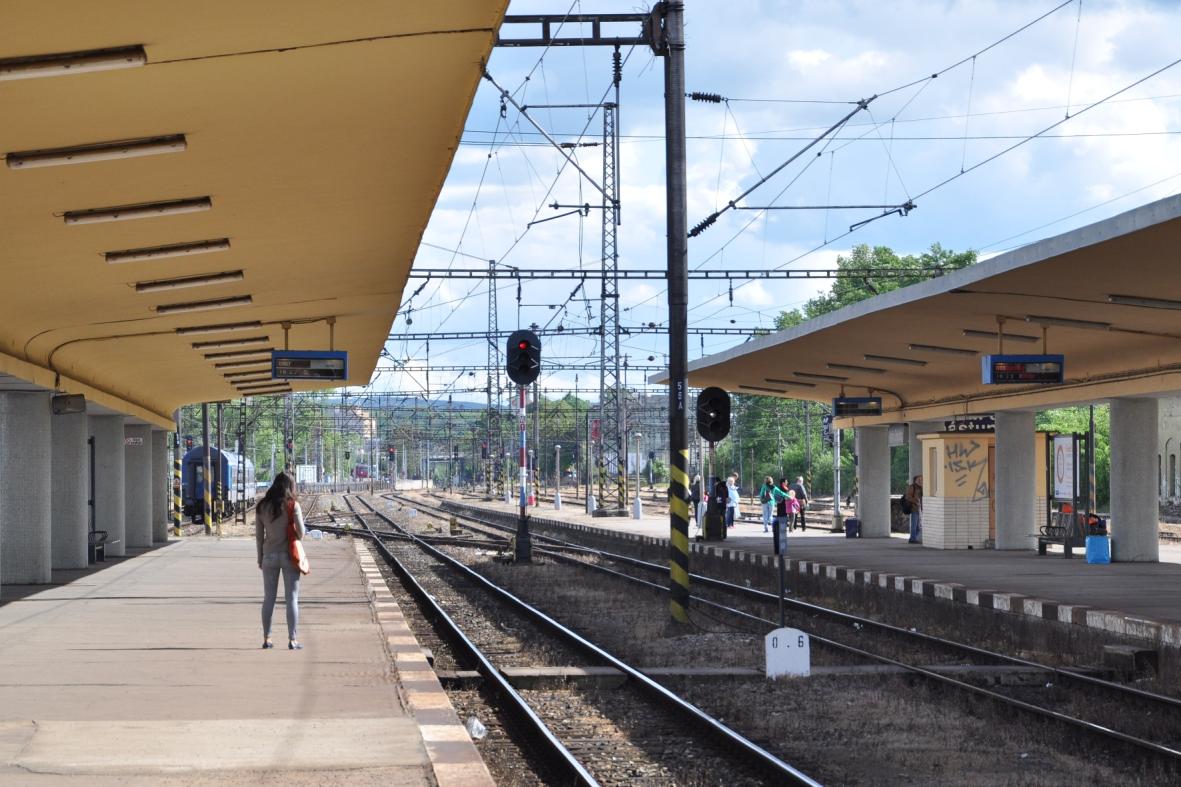 Obrázek 22 Praha-Smíchov, pohled na vložená návěstidla ve směru na Prahu-Radotín z obvyklého místa zastavení, 2. nástupiště Zdroj: autorka Vložená návěstidla platí pro jízdu vlaku i posun.