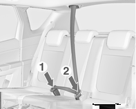 46 Sedadla, zádržné prvky Rozepnutí bezpečnostního pásu Nastavte výšku tak, aby pás vedl přes rameno. Pás nesmí vést přes krk nebo horní část paže. Neprovádějte nastavování během jízdy.