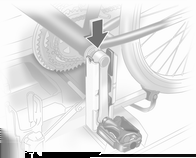 66 Úložná schránka Příprava jízdního kola pro připevnění Připevnění jízdního kola na zadní nosný systém Poznámky Maximální šířka kliky pedálu je 38,3 mm a maximální hloubka je 14,4 mm.