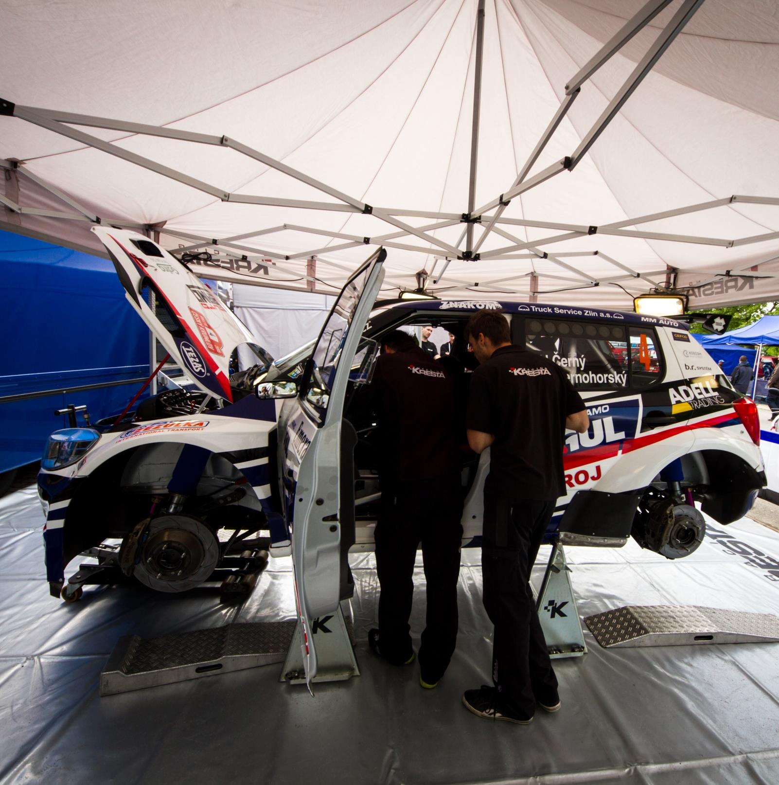 6 O TÝMU Partneři týmu v roce 2015: Ke spojení týmů Černý Racing a Kresta Racing došlo počátkem roku 2015 a to zá účelem podpory startů nadějného Jana Černého s vozem nejvyšší kategorie.