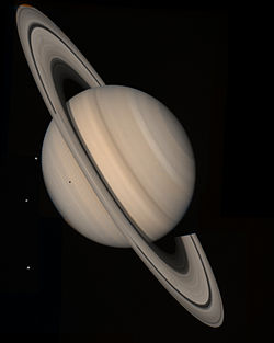 Saturn v pořadí planet na šestém místě a po Jupiteru druhá největší planeta sluneční soustavy, patří mezi velké plynné obry, nema pevný povrch, ale pouze hustou atmosféru, oběh okolo Slunce vykoná za