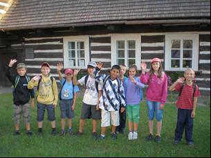 Hankovou cestou Martin Polák, žák 5. ročníku ZŠ Hořiněves V úterý 11. září jsme šli na dlouho plánovaný turistický výlet. Celá třída vyrazila v 7:30 hodin ráno.
