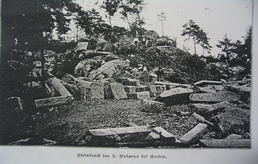Obr. 4 - Těžba tiské žuly v Krtských skalách, konec 19. stol. V 90.