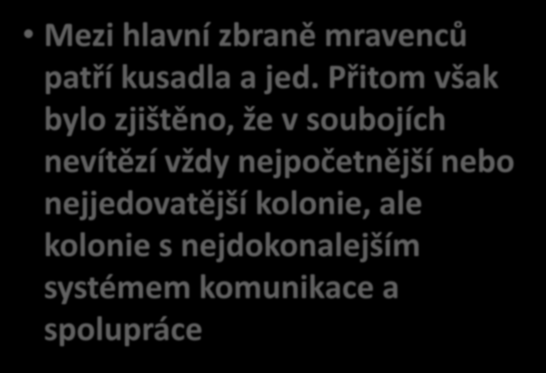 Mezi hlavní zbraně mravenců patří kusadla a jed.