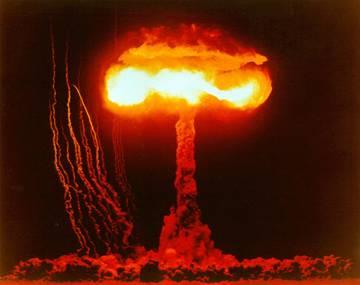 URAN První využití jaderné energie je datováno rokem 1954 Jako paliva do jaderných reaktorů se využívá především uran, energie z jednoho kilogramu izotopu uranu U