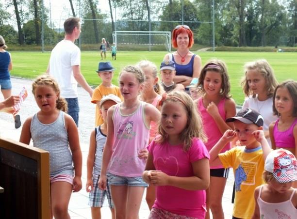 HODNOTÍME SKOČÍME SI PRO JEDNIČKY Sotva začal školní rok - hned 1. září, se mohly děti pobavit a zvesela zahájit desetiměsíční pobyt ve školních lavicích.
