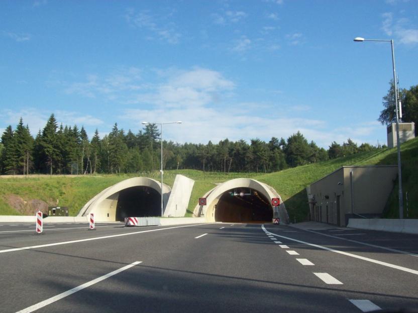 pracovních sil. Obrázek 1 Ilustrační foto, tunel dálnice D8; Zdroj: commons.wikimedia.