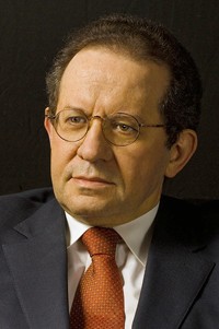 Portugalský ekonom a politik Vítor Manuel Ribeiro Constancio (*1943) Od února 2000 do 31.