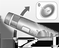 140 Osvětlení Je-li připojen přívěs, po stisknutí páčky na doraz a po uvolnění zablikají šestkrát směrová světla. Pro delší signalizaci posuňte páčku k bodu odporu a podržte ji.