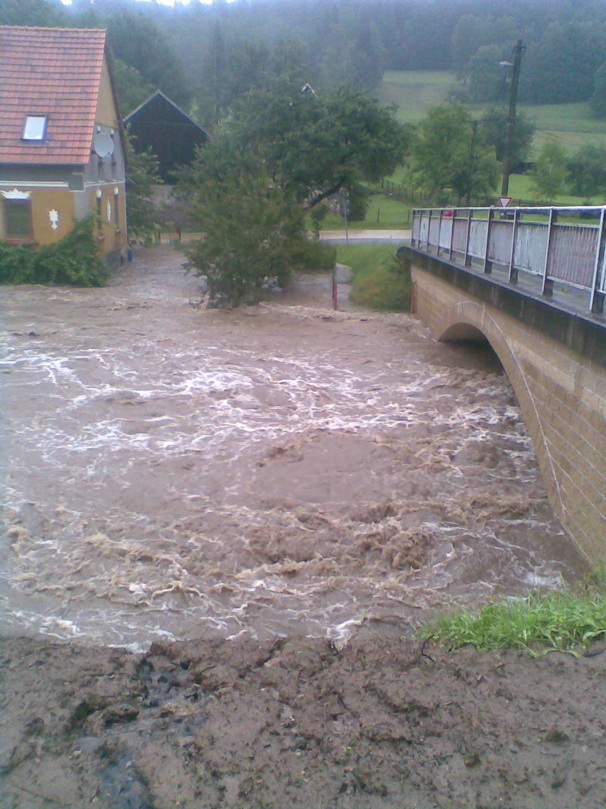 4. Zatřídění mostních objektů 4.3.2 Mostní objekty OHROŽOVANÉ při výskytu povodní 4.3.2.1 Mostní objekty křižující malé vodní toky Mezi malé toky lze řadit horní úseky všech toků, u nichž je Q 100 100 m 3 /s.