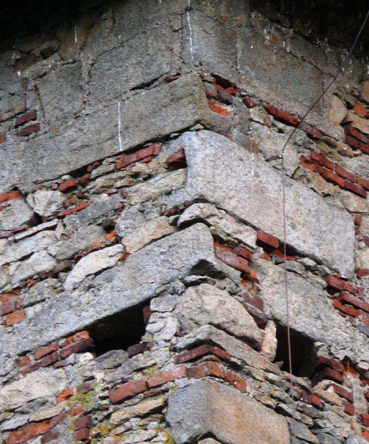 Nárt profilu druhotn použitého prvku v portálu do jihozápadního sklepa. pate se ve vnitním líci do výšky cca 2,5 m dochovalo pedrenesanní, nejspíše pozdn gotické zdivo.