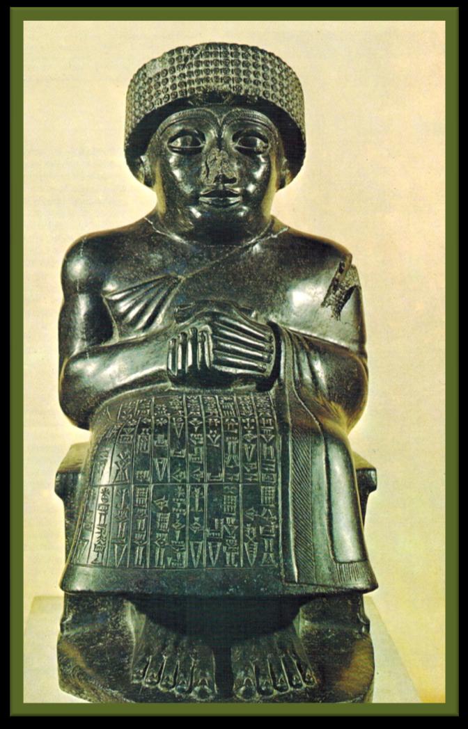 Ensi Gudea sumerský vládce pokrývku hlavy zdobí geometrický ornament na oděvu je vyryt klínopisný nápis je