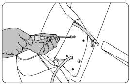 Lokalizujte montážní otvor na zadní straně kovového rámu a upevněte spojovací materiál pomocí maticového klíče (Obr. 9). Stejným způsobem upevněte také druhou opěru předloktí. Obr.
