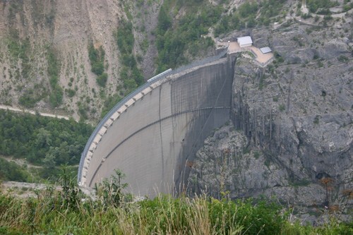 8 Světové zajímavosti 8.1Vodní dílo Vajont, Itálie Vajont (italsky Diga del Vajont ) je přehrada, která měla v době svého dokončení (1961) jednu z nejvyšších hrází na světě.