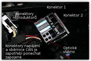 Odpojte panel ovládání klimatizace. Následně sejměte rámeček okolo CD/DVD mechaniky. Rámeček je zajištěn dvěma šrouby v horní části a zasunut do spodního rámečku.