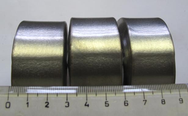 vodorovnou a svislou. Pro ilustraci o kvalitě svarů je možné uvést ukázky vzorků ze zkoušek postupu svařování oceli P92 tloušťky 85 mm (obr. 7).