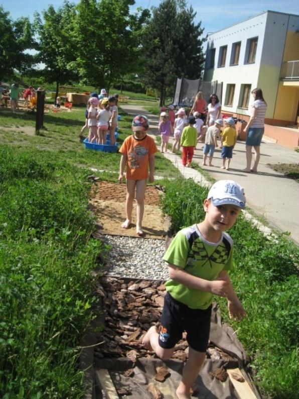 Bezpečné hračky a pomůcky Když přírodu a přírodní zahradu tak hlavně přírodní materiály. O pomůckách a hračkách přemýšlíme. V přírodě využíváme to co nám daný prostor nabízí. v prostorách zahrady.