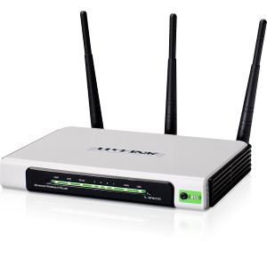 TP-LINK: TL-WR941ND AP/router, 4x LAN, 1x WAN, (2,4 GHz, 802.11n/g/b) AP/router s podporou rychlostního protokolu 802.11n. Poskytuje jednoduchý a rychlý způsob bezdrátového přístupu k Internetu v rámci menší firmy nebo domácnosti.