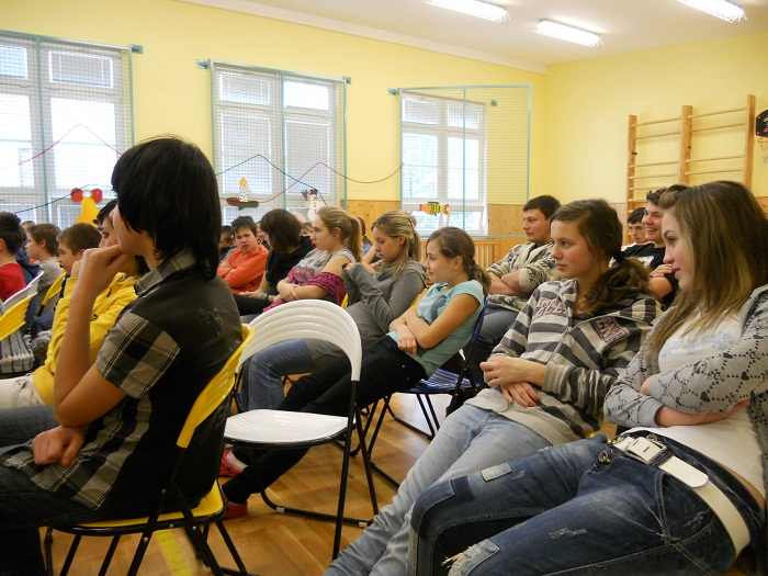 A a dokonce i tercie a kvarta z blízkého gymnázia. Zeptala jsem se několika ţáků, kteří na MEMENTU byli, na nějaké otázky. Pamatuješ si, o čem bylo představení Memento? Natálie Goisová: O drogách.