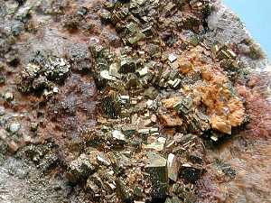 pyrit FeS 2 (kyz železný) Pyrit je poměrně rozšířeným minerálem. Velmi často krystaluje, a to v krychlích nebo dvanáctistěnech pětiúhelníkových.
