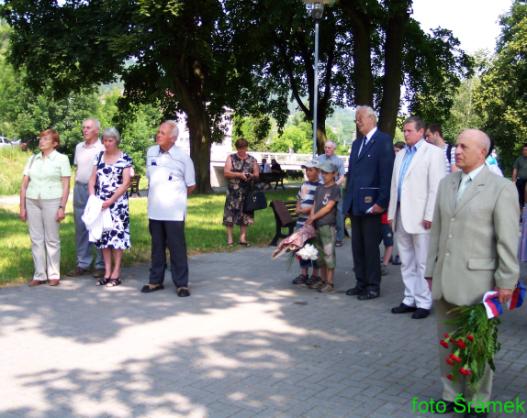 Dnes 2. července před desátou hodinnou se scházíme společně s občany města Blanska u pomníku Zborováka. Sešlo se nás z ÚzO VSR Blansko málo.