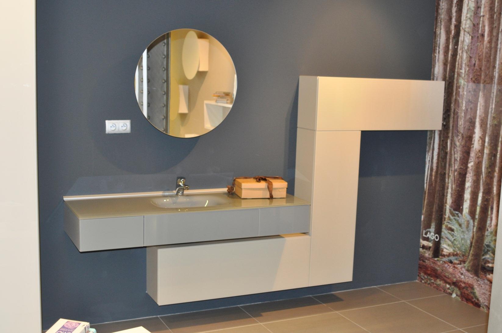 Koupelna LagoLinea Koupelna LagoLinea - čelní plochy: lesklé sklo - rozměry: 275 x 187cm