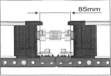 Zatlačte kompenzátor do kolektoru a zajistěte je. Vzdálenost mezi hrdly kolektorů (pro umístění kompenzátorů) musí být 85 mm.