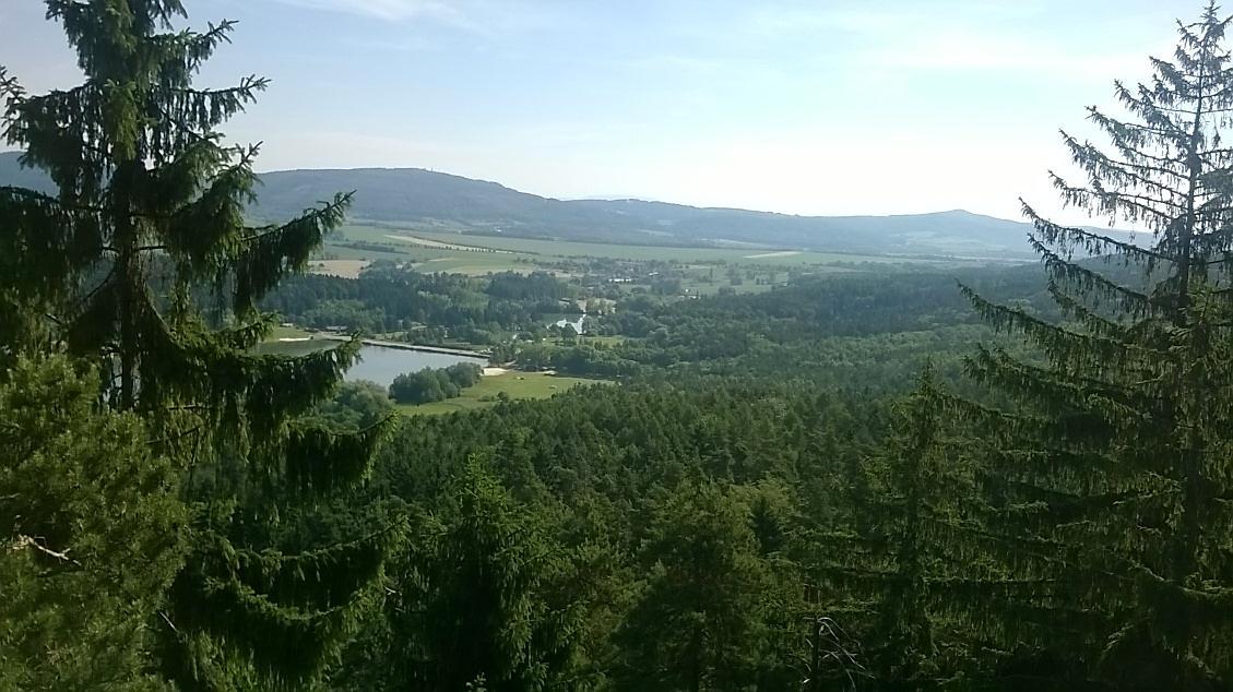 Moravany 9. -11. června 2014 jsme pobývali v kempu u Jinolických rybníků. Rozhodli jsme se jet na výlet právě sem, neboť se nabízelo koupání v případě vedra a nebo putování po Prachovských skalách.