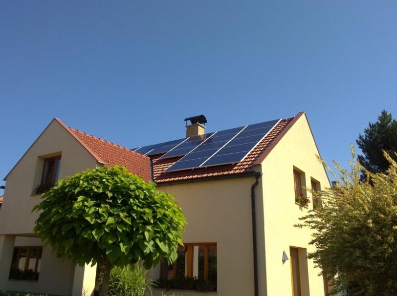 Rodinný dům - Žďár nad Sázavou Nominální výkon: 19,11kWp Schüco PG 04 MPE 245W Fronius IG Plus 100V-3 Fronius IG Plus 120V-3 Instalovaná plocha: 234 m 2 Sklon modulů: 25 Uvedení do