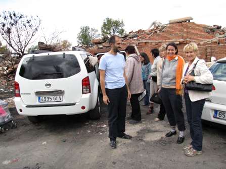 Návštěva chabalistů pracovníci IRIS nás dvěma auty odvezli mezi chabalisty lidi žijící v chatrčích