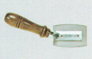 Svlakovka Svlakovka (viz obr. 56 a 57) je ruční pila, která řeže pouze při tažení. Slouží k řezání svlakových drážek. Obr.56 Svlakovka (2, s. 179) Obr. 57 Historická svlakovka z 20. let 20.