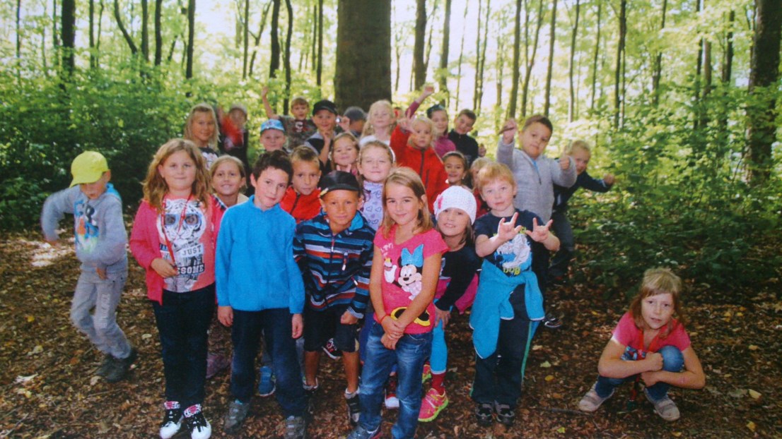 Co je to land art? Děti ze čtvrtého oddělení školní družiny už vědí, co výtvarný směr znamená. Jednoho krásného podzimního dne se děti vydaly do okolního lesa, aby si vyzkoušely co land art obnáší.