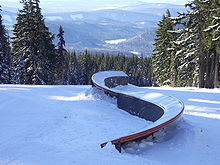 Freestyle snowboarding Freestyle snowboarding je široká škála disciplín, triků a technik, jejichž smyslem je zpestřit obyčejnou jízdu na snowboardu.