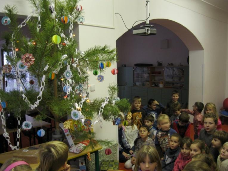 4 Školní družina Tři oddělení, 88 žáků Poradenské služby školy Výchovné poradenství, poradenství k volbě povolání - spolupráce s PPP, SPC, speciálními pedagogy, policií ČR, psychology, sociálními