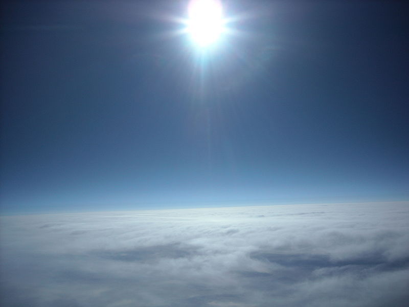 Stratosféra tropopauza = tenká přechodová vrstva mezi troposférou a stratosférou pokles teploty s výškou ve stratosféře mizí dosahuje do výšky 50 km a také
