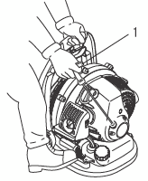 Motor Startování motoru o Při startování motoru dodržujte pokyny na straně 4 Bezpečný provoz. Pokud tento postup nedodržíte, může dojít k nehodě či vážným zraněním až smrti.