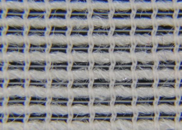 3. Typologie osnovních pletenin Řetízek pletený jednoočkový patří mezi pleteniny vytvořené pouze jedním kladecím zařízením (pleteniny jednopřístrojové) tak, že nitě jsou kladeny na jehly pouze v
