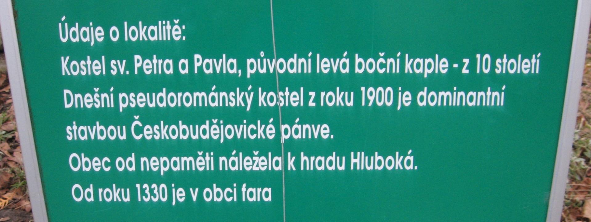 Turistům v Hosíně u kostela se sděluje : Mohla snad taková výzva zůstat geodeticky nevyužita?